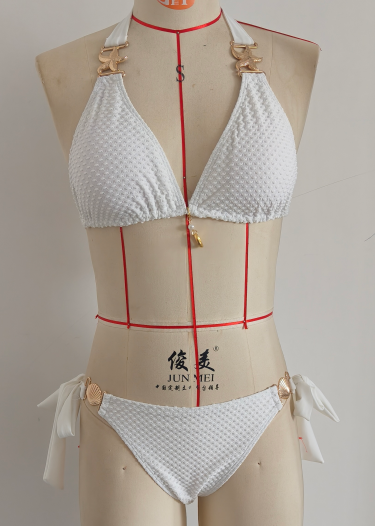 Bikini de tela con estampado tridimensional. Bañador blanco sencillo con cadena metálica. Bañador sexy con escote en V profundo y lazo.