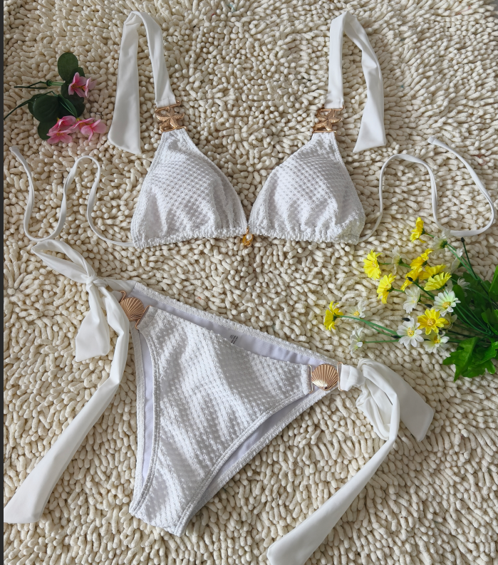 Bikini de tela con estampado tridimensional. Bañador blanco sencillo con cadena metálica. Bañador sexy con escote en V profundo y lazo.