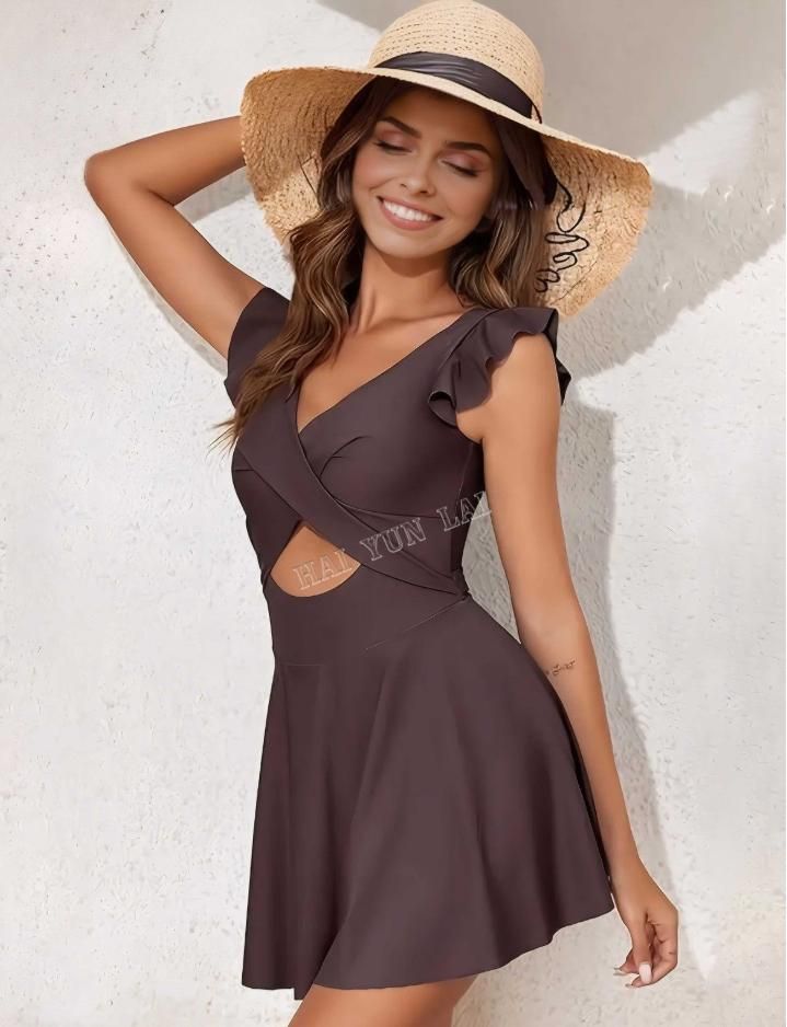 Traje de baño de cintura alta con tirantes con volantes y diseño hueco. Traje de baño de una pieza.