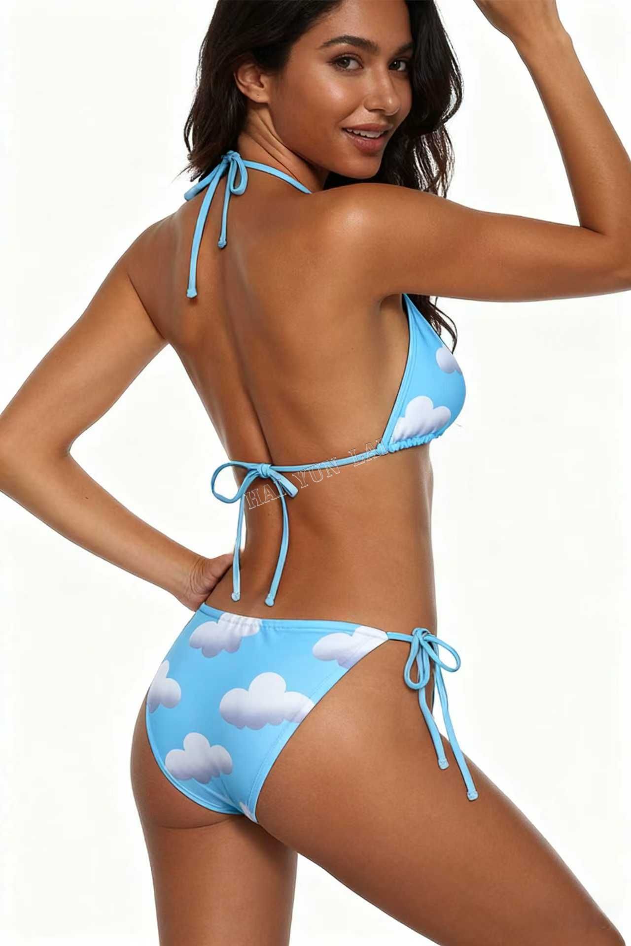 Bikini blanco con nubes, azul cielo, escote en V profundo y lazos. Bikini blanco con nubes, azul cielo, escote en V profundo y lazos.