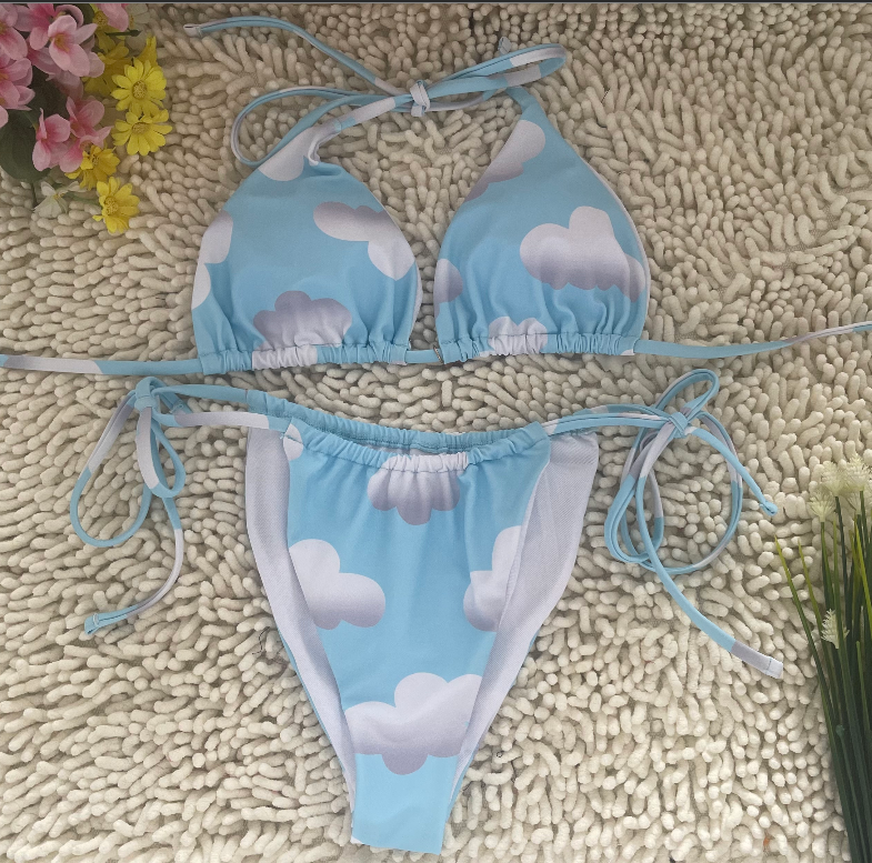 Bikini blanco con nubes, azul cielo, escote en V profundo y lazos. Bikini blanco con nubes, azul cielo, escote en V profundo y lazos.
