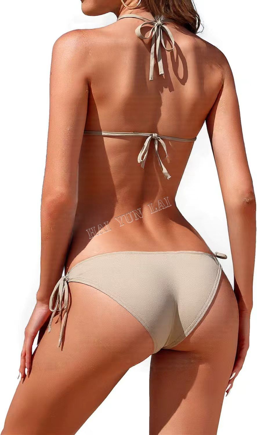 Bikini beige con lazo de tres puntos. Bañador sencillo y sexy adornado con conchas marinas. Bikini beige con lazo de tres puntos. Bañador sencillo y sexy adornado con conchas marinas.