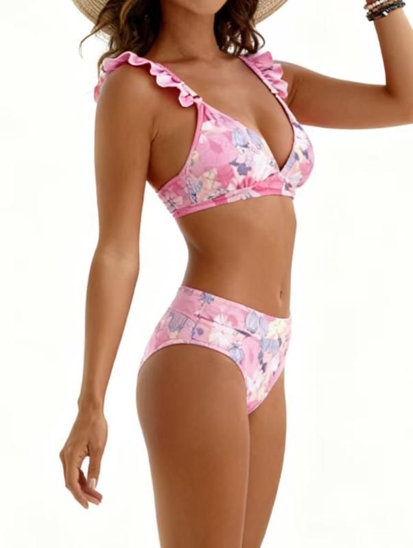 Bikini juvenil y elegante con detalles de volantes y cierre seguro para los días de playa.